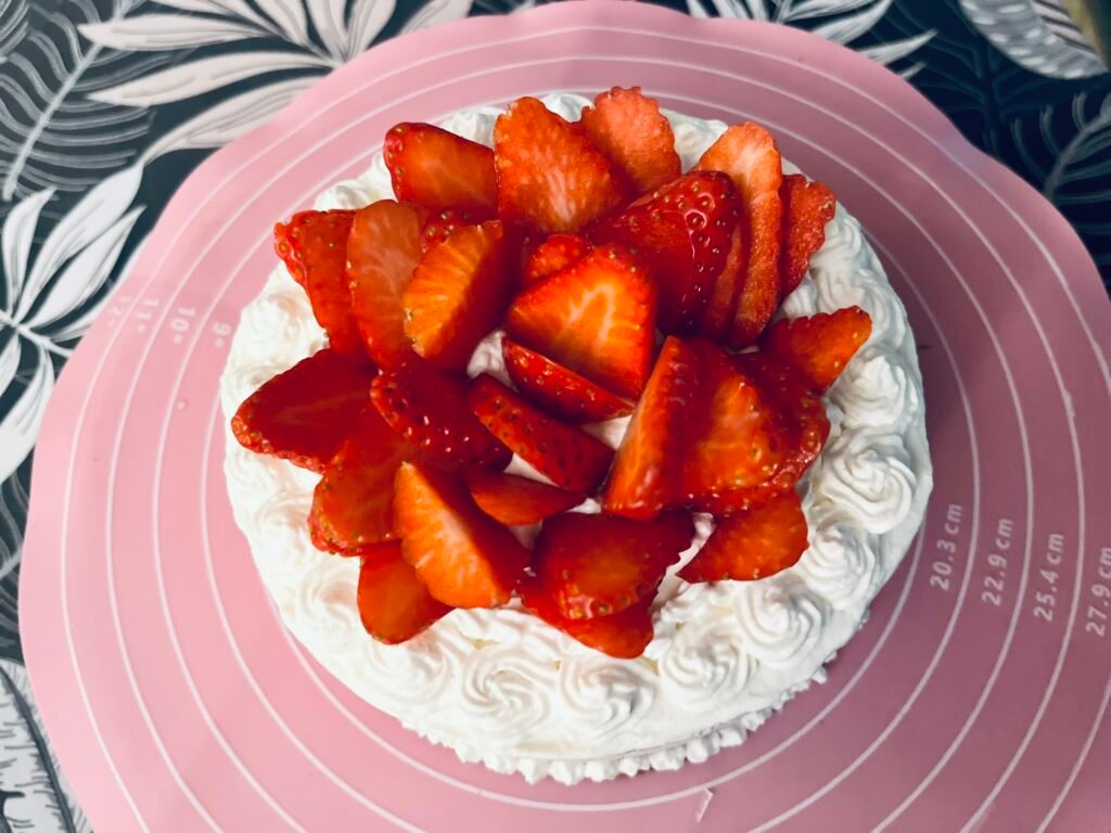 tarta de vainilla con dulce de leche y chantilly artesanal