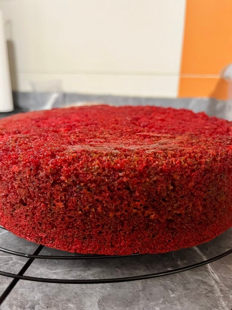 Bizcocho de red velvet en Valencia con un rojo intenso