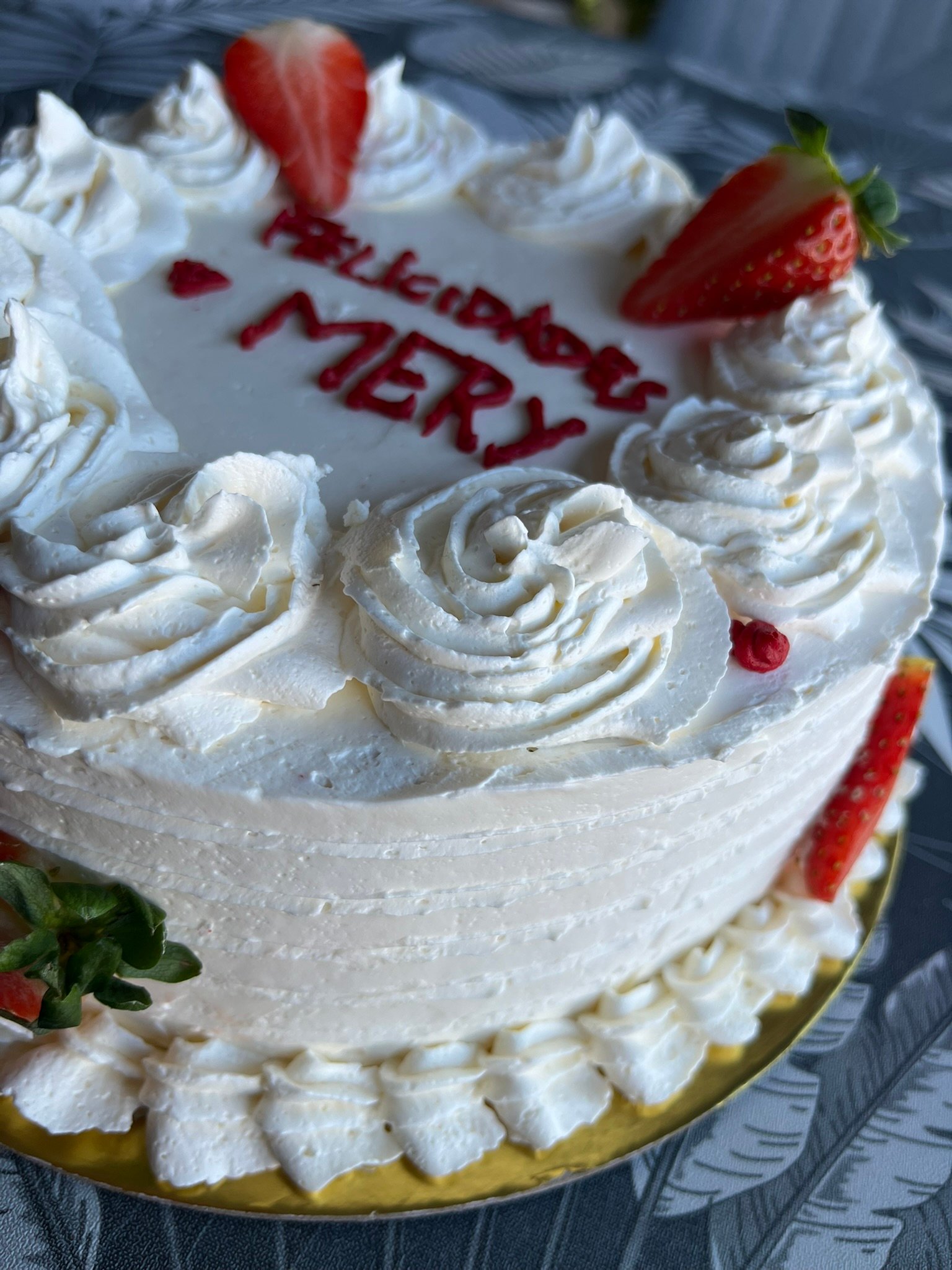 Tarta red velvet decorada con buttercream suiza y fresas