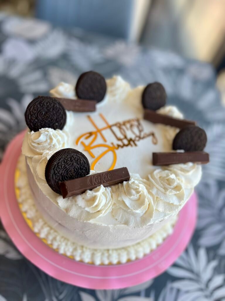 Tarta de Oreo, rellena con ganache de chocolate blanco y oreo y cubierta de Chantilly
