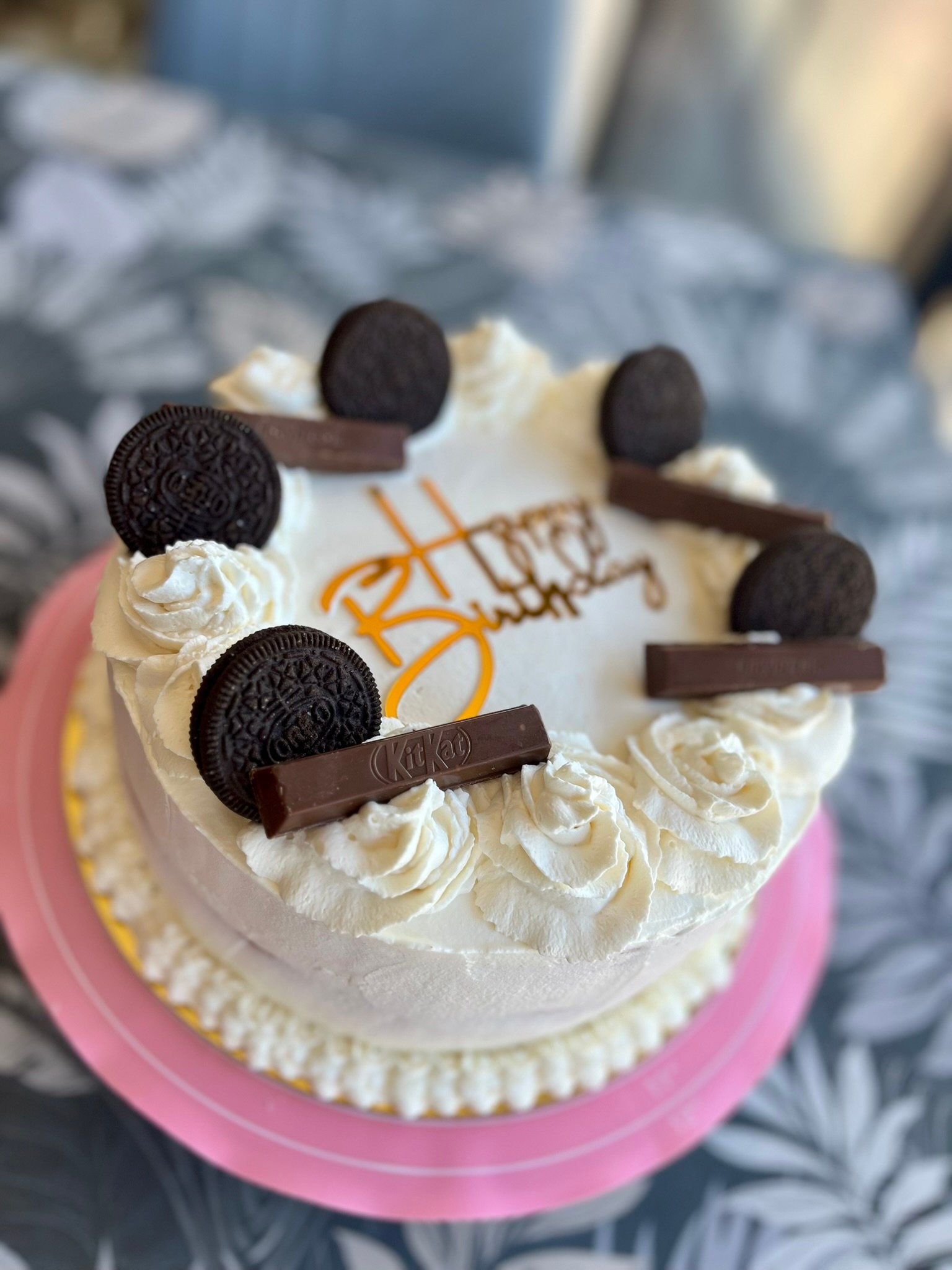 Tarta de Oreo, rellena con ganache de chocolate blanco y oreo y cubierta de Chantilly