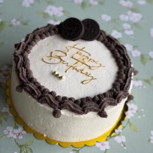 Tarta Oreo artesanal en Valencia con chantilly y decoración elegante