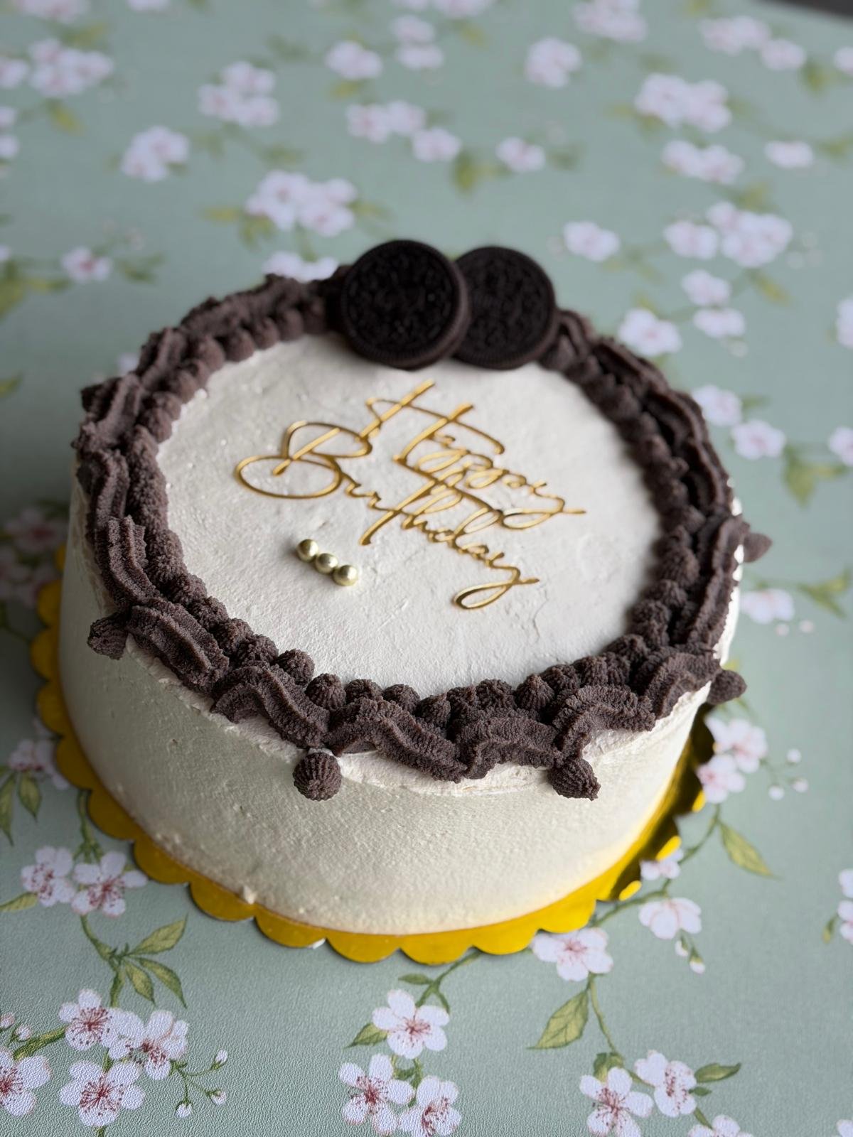 Tarta Oreo artesanal en Valencia con chantilly y decoración elegante