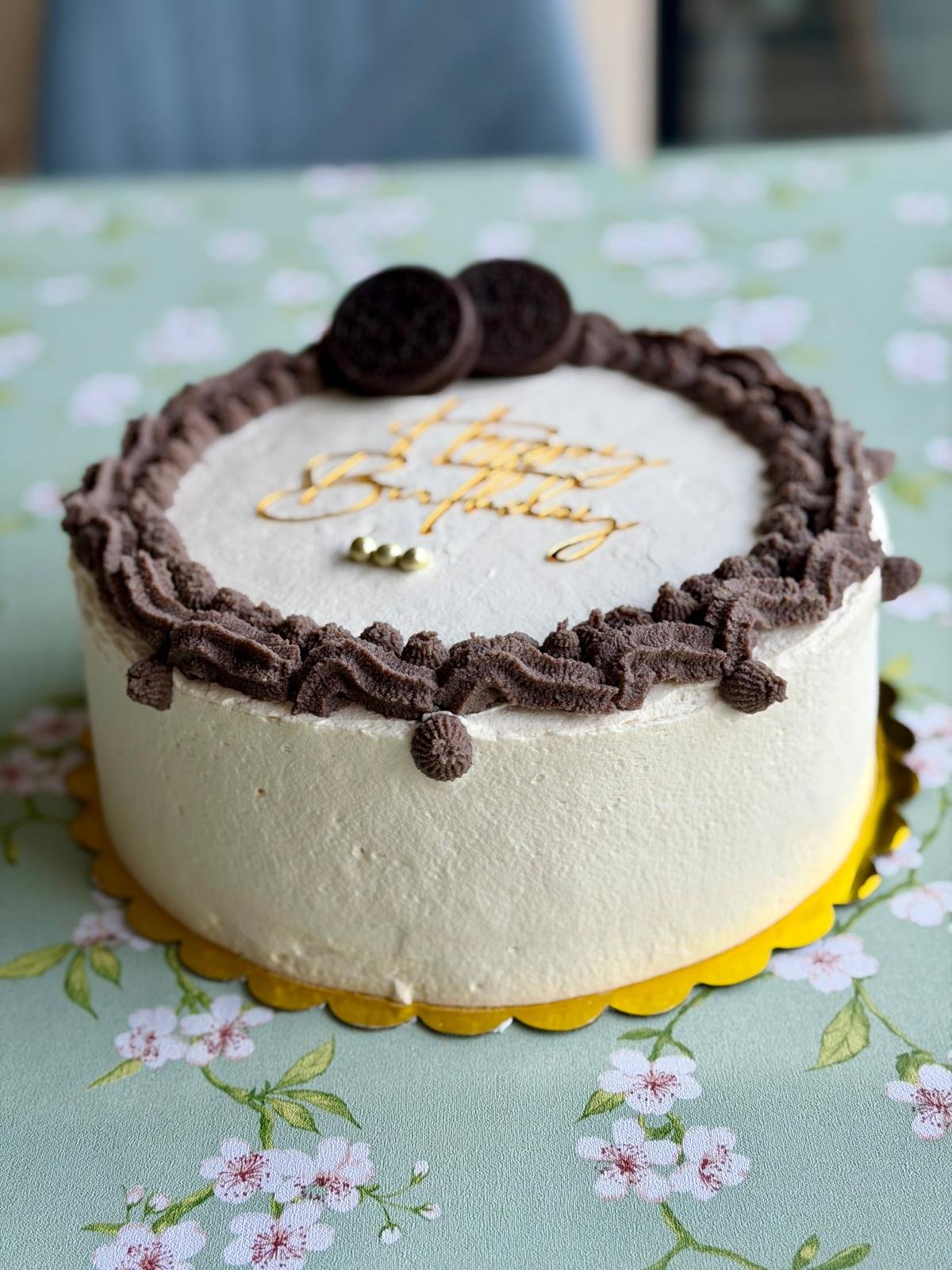 Detalle de crema Oreo y chantilly en tarta artesanal